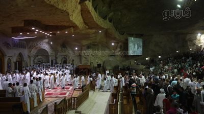 عشرات الأقباط يصلون قداس القيامة من دير سمعان الخراز (صور)