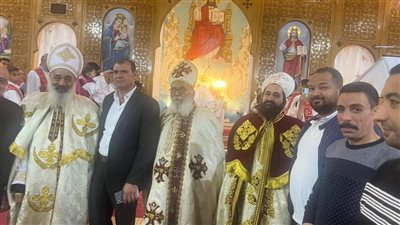 رئيس حي الهرم يشارك الأقباط قداس عيد القيامة بكنائس هضبة الأهرام (صور)