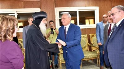محافظ الأقصر ومساعد وزير الداخلية يزورا الكنائس لتهنئة الأقباط بعيد القيامة