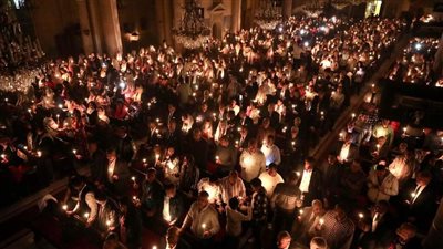 إقبال كبير من الأقباط بالكنيسة المرقسية بالإسكندرية للمشاركة في قداس عيد القيامة 