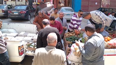 سلع منافذ أسيوط المتنقلة بتخفضيات تصل لـ30% وإقبال كبير من الجماهير