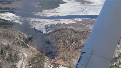 كارثة أمريكية جديدة، احتراق قطار محمل بمواد خطيرة وتصاعد الأدخنة السامة (فيديو) 