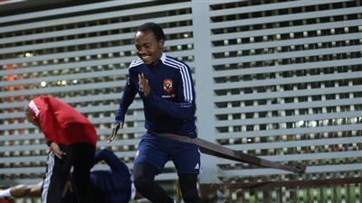 بيرسي تاو يعود لقائمة الأهلي أمام سموحة 