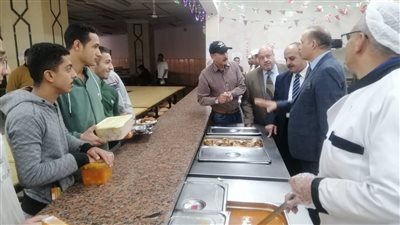 رئيس جامعة المنصورة يتفقد وجبات الإفطار بالمدن الجامعية