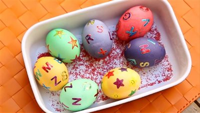 أبرزها القهوة والكركم.. طرق تلوين البيض مع أطفالك بالألوان الطبيعية 