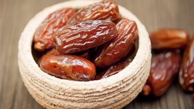 تفسير حلم أكل البلح في المنام وعلاقته بالسعادة وتحقيق الأهداف 