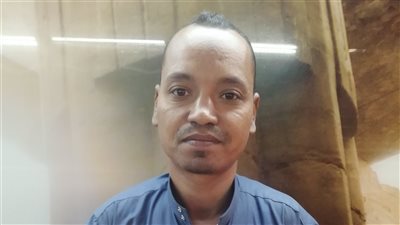 أناشيد في حب الله ورسوله بين قضبان السكة الحديد وصافرات القطارات (فيديو)