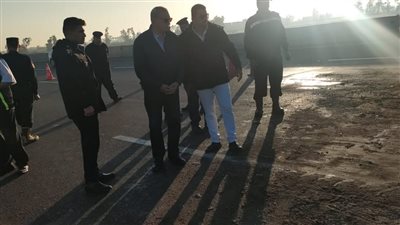 انقلاب سيارة نقل محملة بعلب سمن على طريق شبرا بنها الحر