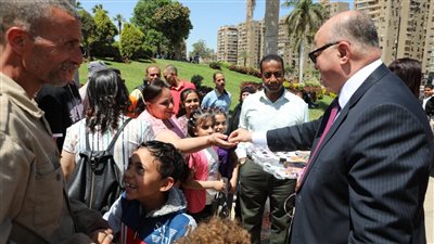محافظ القاهرة يشارك المواطنين احتفالات شم النسيم... يوزع الورود على الأطفال.. ويشدد على توفير الخدمات 