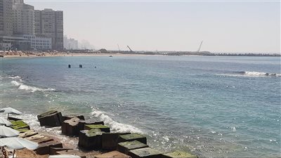 الإسكندرانية يشاركون البحر فرحتهم بأول أيام عيد الفطر المبارك (فيديو)