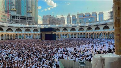 الأمن يطلب من زوار المسجد الحرام التوجه للمساجد القريبة بسبب الزحام (صور)