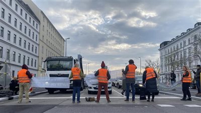نشطاء المناخ يغلقون أحد أشهر الجسور في فيينا (فيديو)