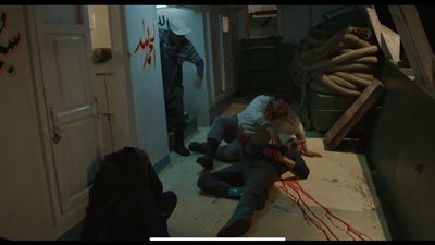 تحت الوصاية الحلقة 11، حمدي يحاول الاعتداء على حنان في المركب والأخيرة تطعنه