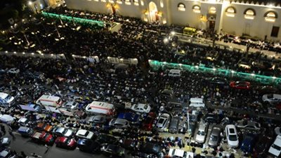 الآلاف يؤدون صلاة التراويح بجامع عمرو بن العاص في مشهد مهيب (صور)