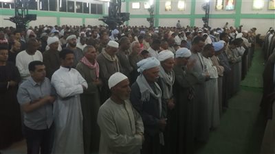 إقبال كبير على صلاة العشاء والتراويح في الساحة الرضوانية (صور)