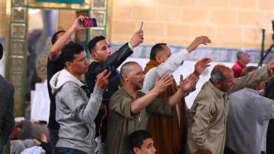 تفاعل كبير مع الإنشاد الديني والمدائح النبوية في مسجد الإمام الحسين (فيديو صور)