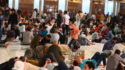 ما بين الرجاء والدعاء، نفحات ليلة القدر تسيطر على الأجواء في الجامع الأزهر (صور)