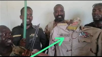 صناديق سلاح وحقائب مكدسة بالأموال.. مغارة داخل منزل حميدتي في السودان (فيديو) 