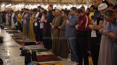 25 صورة ترصد بكاء وتضرع المصلين في ليلة السابع والعشرين من رمضان