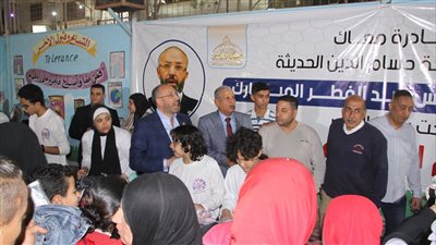 ضمن مبادرة كتف في كتف، حسام المندوه ينظم معرضا للملابس بالمجان في بولاق (فيديو وصور)