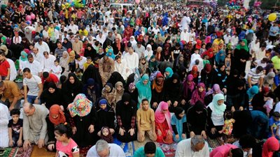 إذا صادف العيد الجمعة، هل يجوز التخلف عن الصلاة والخطبة؟ شومان يحسم الجدل 