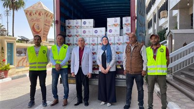 سكرتير الإسماعيلية يتسلم كراتين مواد غذائية لتوزيعها على الأُسر الأَولى بالرعاية 