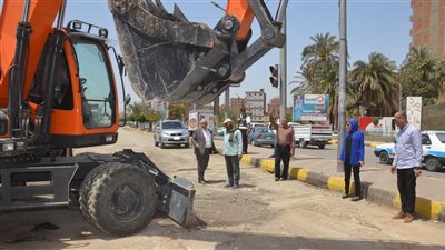 سكرتير مساعد بني سويف يطمئن على انتظام المرور عقب إصلاح خط مياه رئيسي