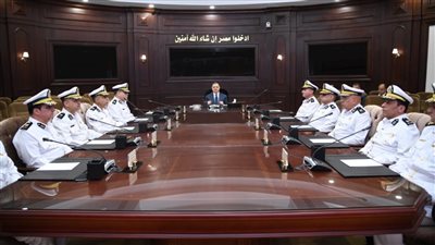 وزير الداخلية يجتمع بقيادات أمنية لمتابعة إجراءات تأمين عيد الفطر المبارك