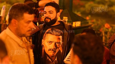 بائع بالحسين يثير الانتباه بتيشيرت جعفر العمدة (صور) 