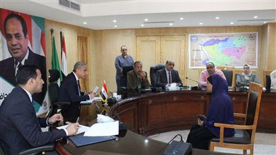 محافظ الفيوم يفحص شكاوي الأهالي في لقاء خدمة المواطنين