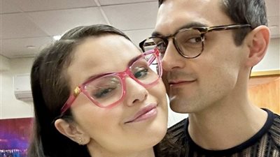 سيلينا جوميز، تهدي أحد أفراد طاقم عمل مسلسلها هاتف آيفون