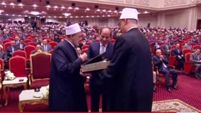 هدية شيخ الأزهر للرئيس
