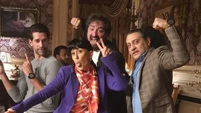 فركش تصوير مسلسل تلت التلاتة وفريق العمل يحتفل بطريقة كوميدية (صور) 