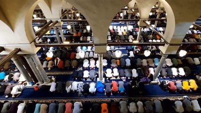 الجامع الأزهر يكتظ بجموع المصلين مع مشارف نهاية شهر رمضان (صور) 