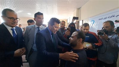 وزير الرياضة يلاعب شابا من ذوي الهمم تنس طاولة بكفر الشيخ (فيديو)