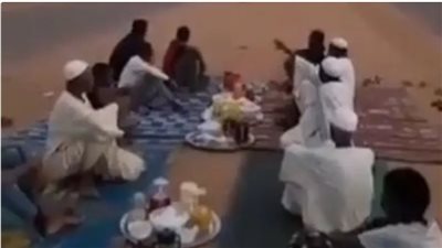 مشهد لا يصدق، إفطار سوداني بالشارع وسط الرصاص الحي ودوي المدافع والطائرات 