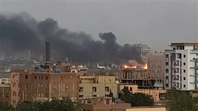 اشتعال خزانات وقود بمطار الخرطوم وانفجارات في القيادة العامة 