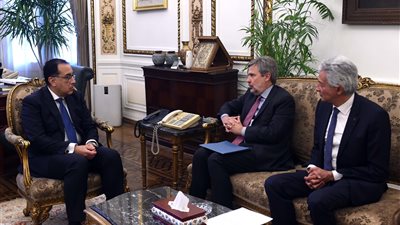 رئيس الوزراء يلتقي سفير إيطاليا لدى مصر 