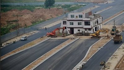 منزل صيني يثير جدلًا في العالم.. يتوسط الطريق السريع وصاحبه يرفض بيعه (فيديو)