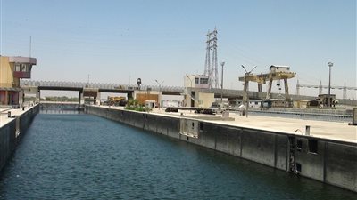 وزير الري يتابع أعمال صيانة الهويس الإضافى بقناطر إسنا الجديدة (صور)