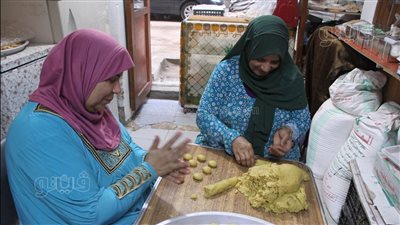 حكاية ماجدة صاحبة الـ 62 عاما مع صناعة الكحك والبسكويت (فيديو وصور)