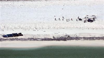 نجاة 11 صيادا بعد قضاء 6 أيام بدون طعام على جزيرة نائية