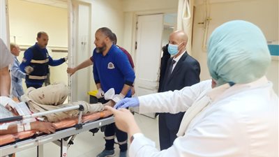 وكيل صحة الشرقية يطمئن على مصابي حادث الطريق الأوسطي بمستشفى بلبيس 