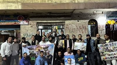 أصدقاء شاب راحل ينظمون مائدة إفطار في يوم مولده أمام منزله بالإسكندرية (صور)