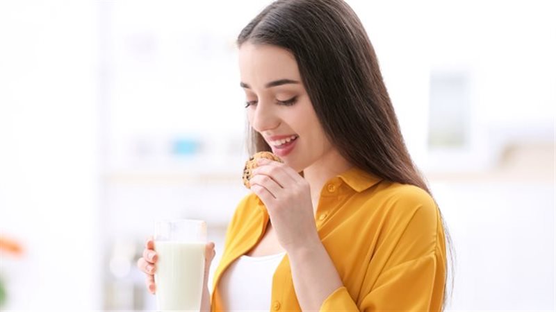 تناول كحك العيد،