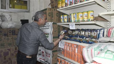 جولة لمحافظ الفيوم على أسواق السلع الغذائية استعدادا لعيد الفطر المبارك