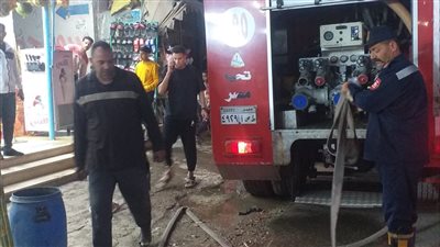 تفحم سيارة التهمتها النيران أعلى الطريق بأكتوبر