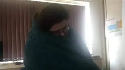 حالة نادرة لامرأة تغرق في النوم عندما تضحك