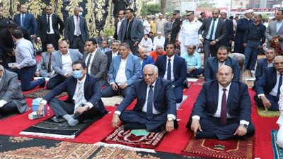 محافظ الجيزة يؤدي صلاة العيد في مسجد مصطفى محمود