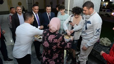 محافظ الدقهلية يوزع كعك العيد على المواطنين بشوارع المنصورة (فيديو وصور) 